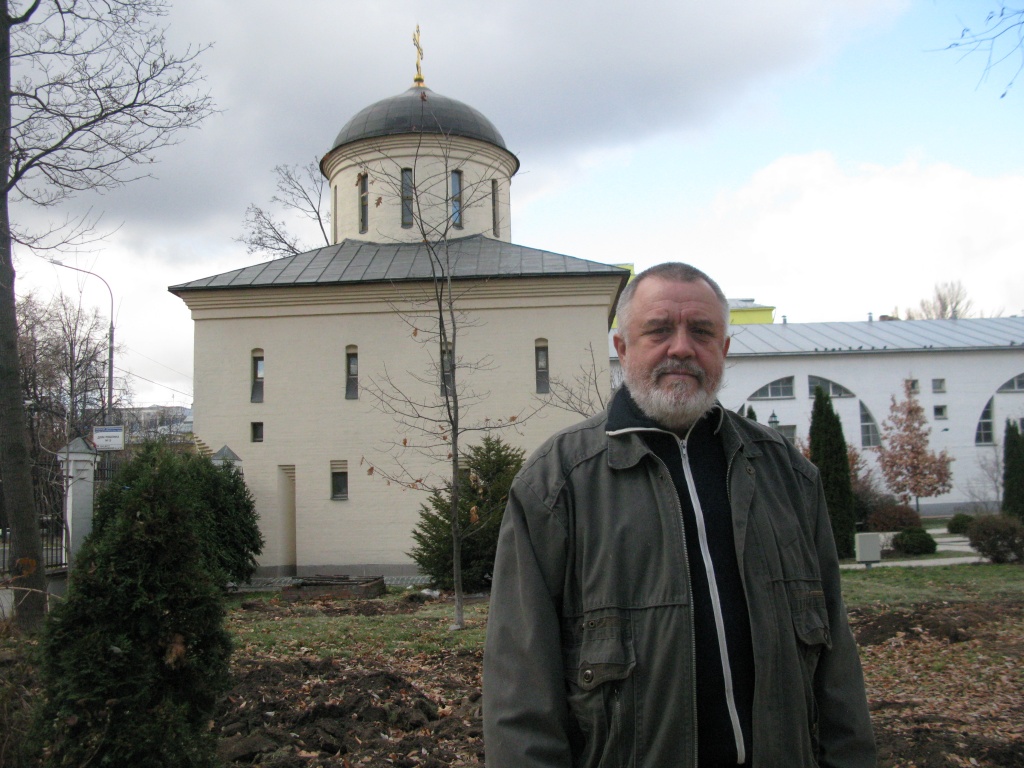 Сергей Голышев на фоне крестильного храма (ростовая).JPG