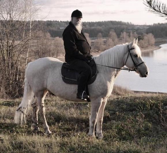Отец Димитрий Смирнов на лошадке.jpg